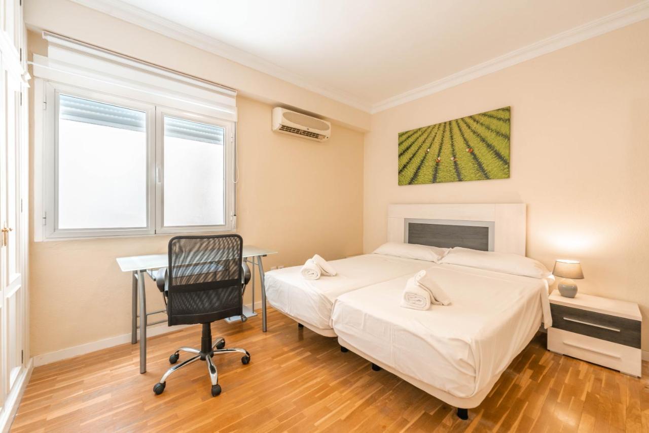 Gran Apartamento De 3 Habitaciones Junto A La Catedral Málaga Exteriör bild